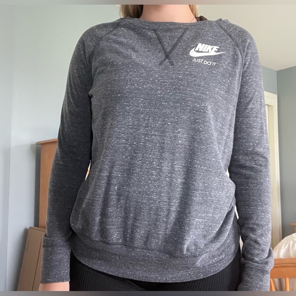 Large gray Nike long sleeve shirt/sweater - Picture 3 of 3